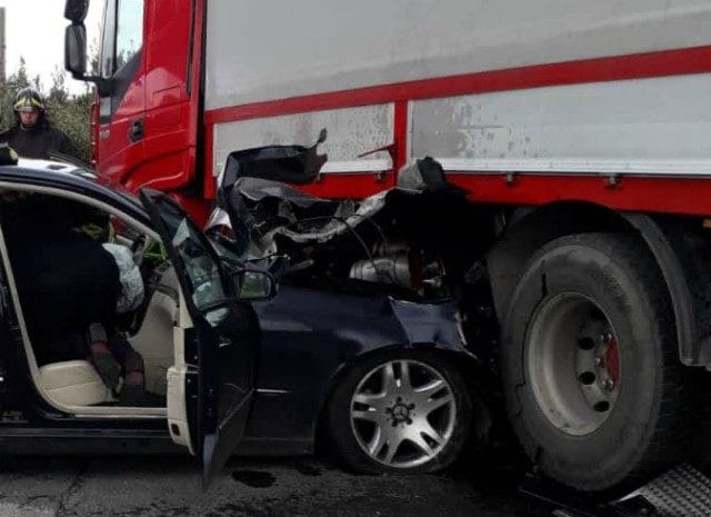 L’incidente tra auto e camion in via Appia Nuova a Velletri (Immagine dei vigili del fuoco)