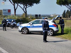 Controlli su strada – foto Polizia locale Roma Capitale