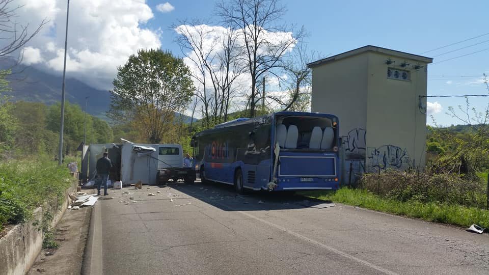 Scontro tra camion e bus Cotral su via Prenestina: strada bloccata