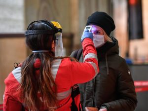 Controlli con termoscanner (Immagine di repertorio La Presse)