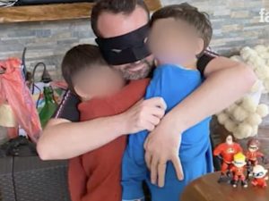 Fausto riabbraccia i figli dopo essere guarito dal coronavirus