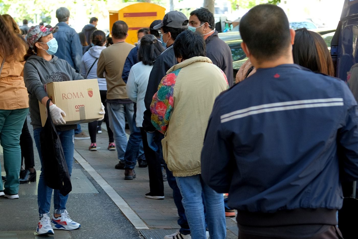 Persone in fila per la distribuzione dei generi alimentari da parte della Caritas nel 2020.