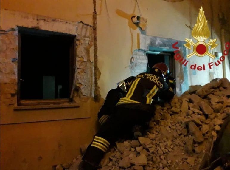 I vigili del fuoco che scavano tra le macerie