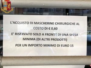 Il cartello esposto dalla farmaci in Prati