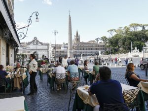 Tavolini in piazza a Roma