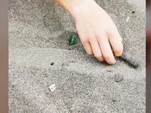 Chiodi e vetri trovati sulla sabbia della spiaggia libera di Ostia