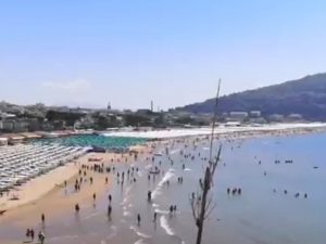 Fotogramma video Facebook realizzato ieri, 28 giugno, sulla spiaggia di Serapo a Gaeta