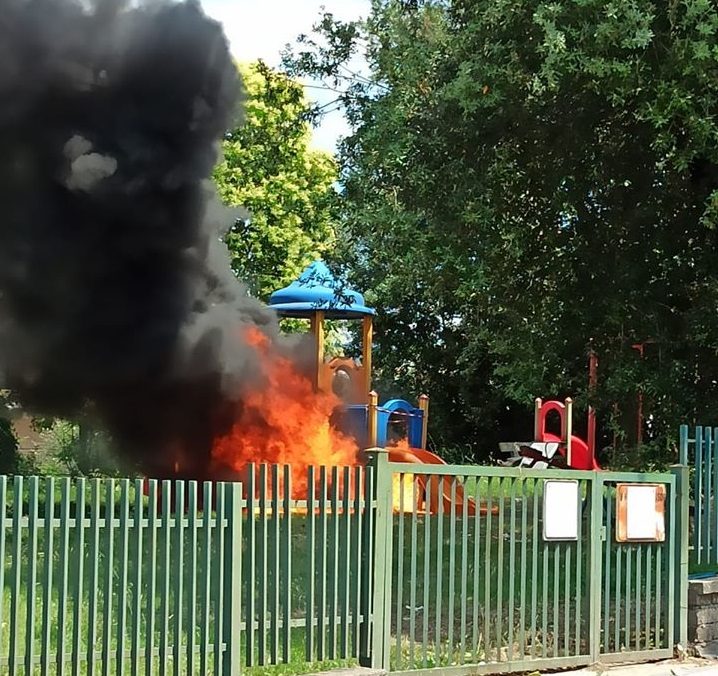 Marino, incendiati i giochi all’interno di un parco pubblico