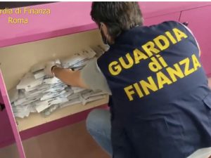 Un milione di articoli elettrici non sicuri sono stati sequestrati dalla Guardia di Finanza a Roma