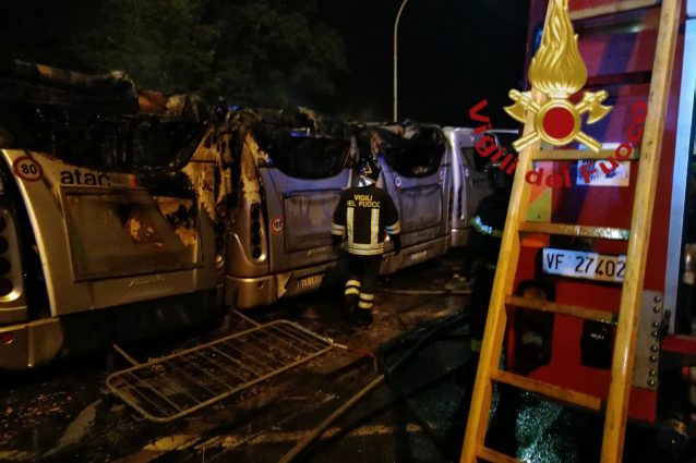 Incendio al deposito Atac di Magliana – foto vigili del fuoco