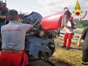 I resti dell’elicottero recuperato nel Tevere