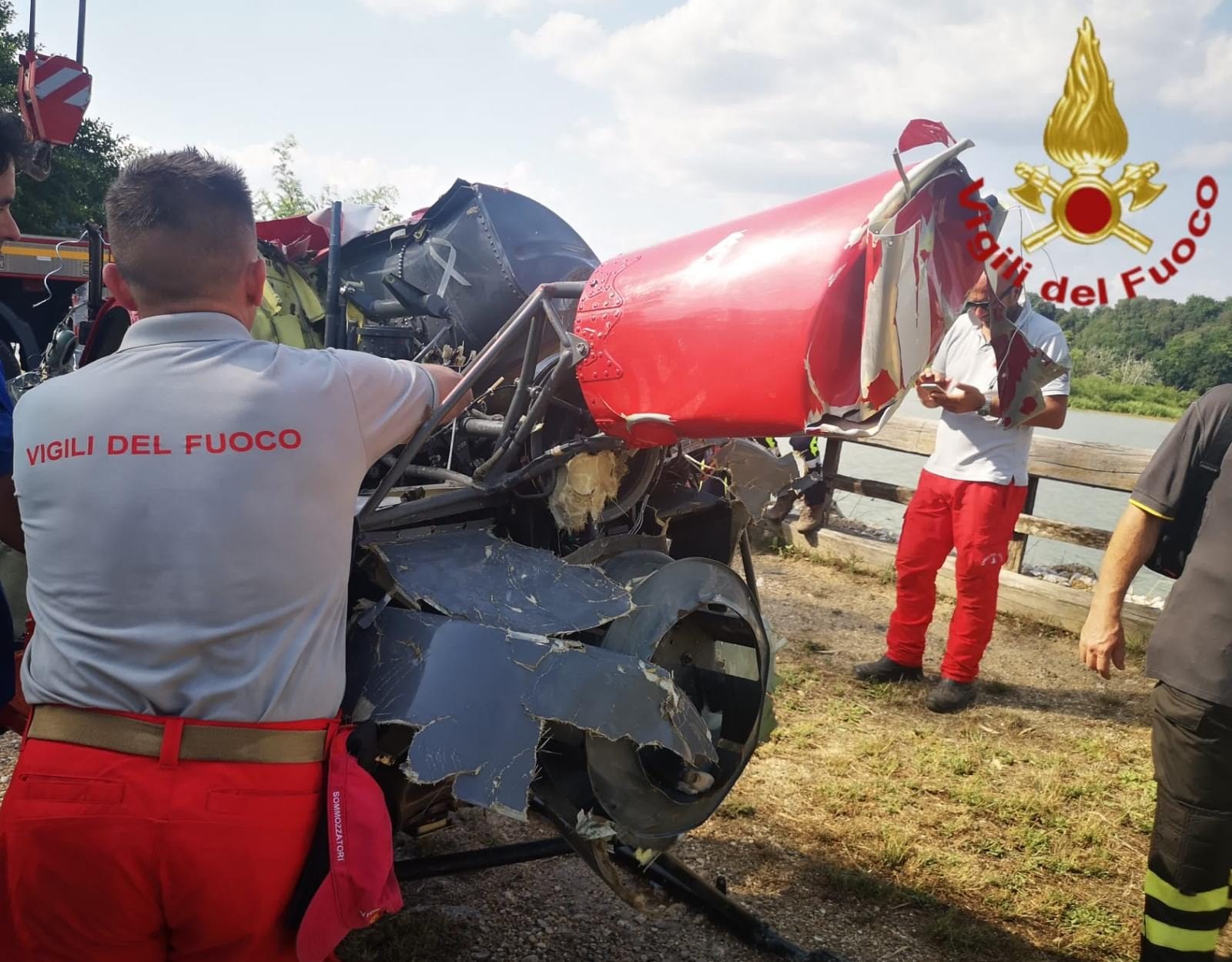 I resti dell’elicottero recuperato nel Tevere