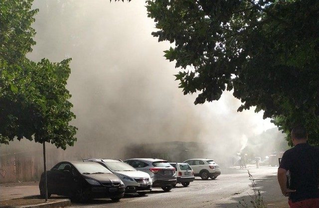 L’incendio al mercato rionale di piazza Luigi Diodati (Foto dal gruppo Facebook C.d.q Fleming – Tor di Quinto)