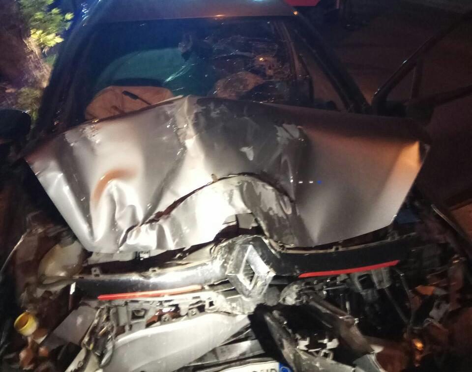L’auto distrutta nell’impatto su via Prenestina Vecchia