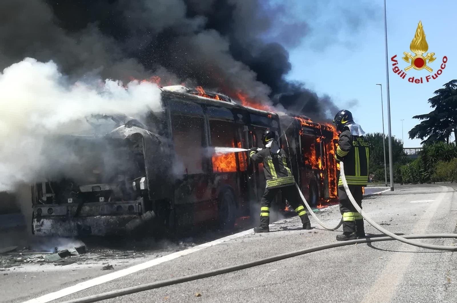 Il bus in fiamme a Roma (foto vigili del fuoco)