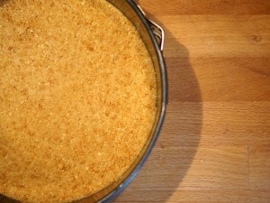 Tortiera con la base pronta per il frigo