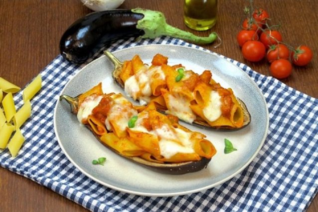 Pasta con le melanzane: la ricetta del primo piatto veloce ...