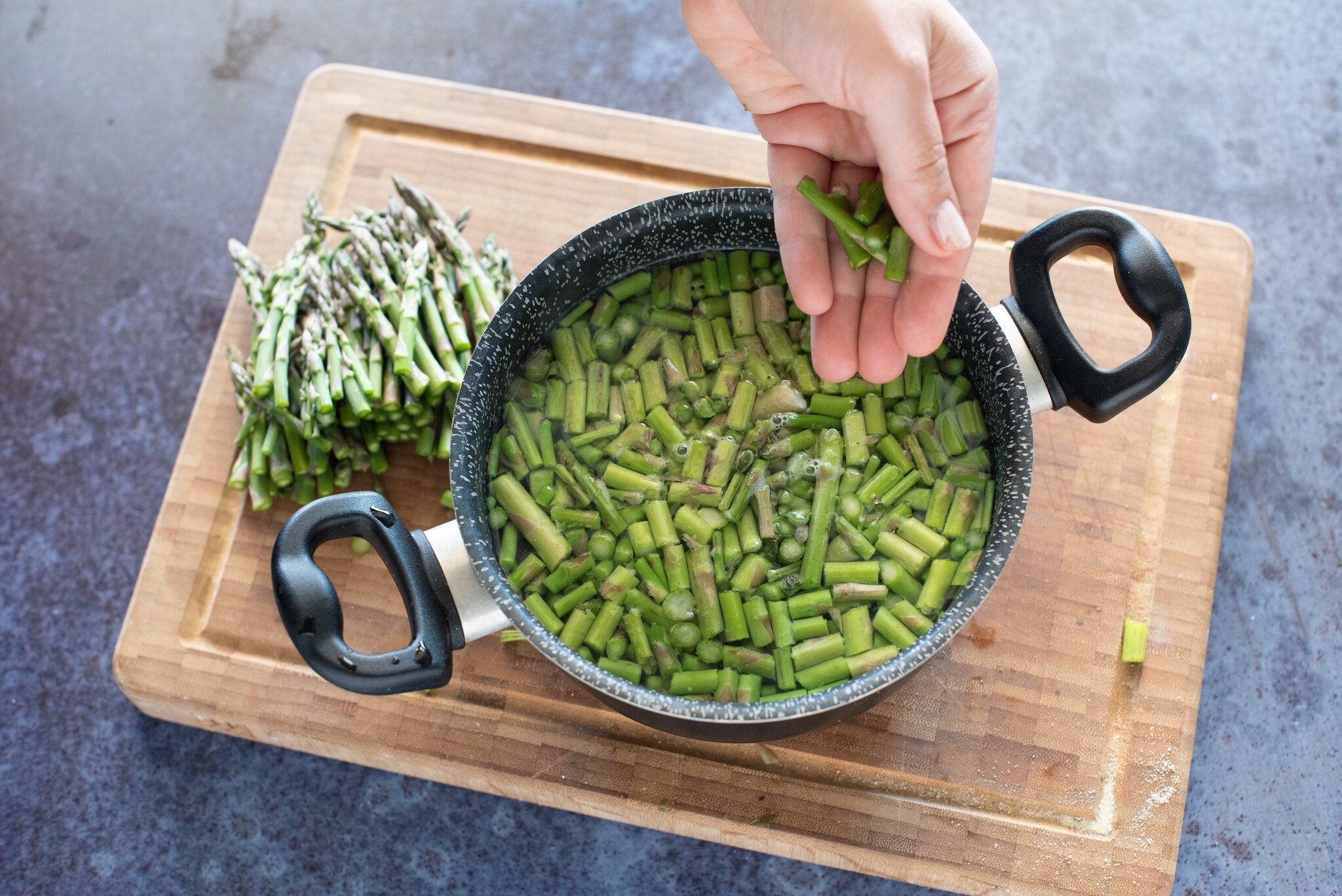 Risotto agli asparagi la ricetta del primo piatto gustoso e cremoso