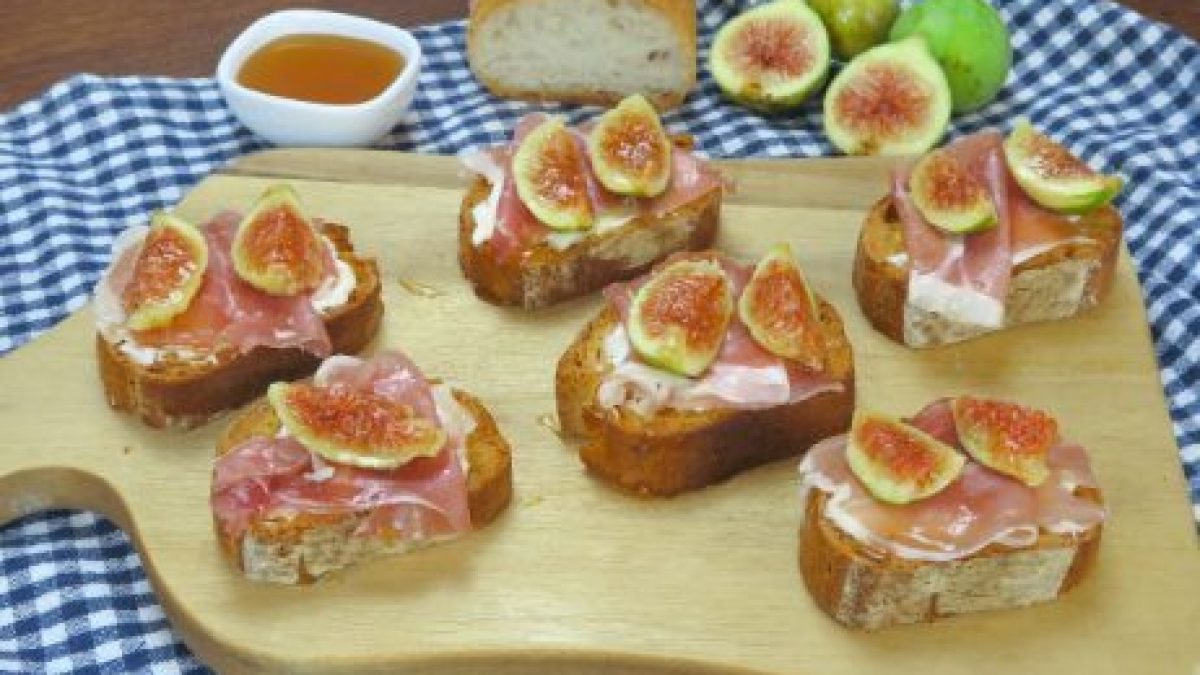Crostini con fichi e prosciutto crudo la ricetta delle bruschette croccanti e deliziose