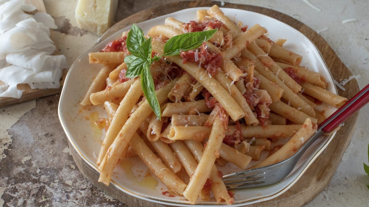 Ziti al ragù napoletano la ricetta del piatto simbolo della tradizione