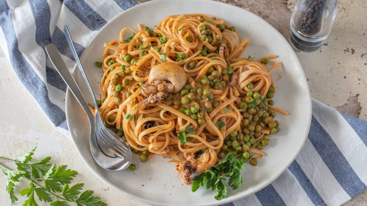 Pasta seppie e piselli la ricetta del primo piatto facile e gustoso
