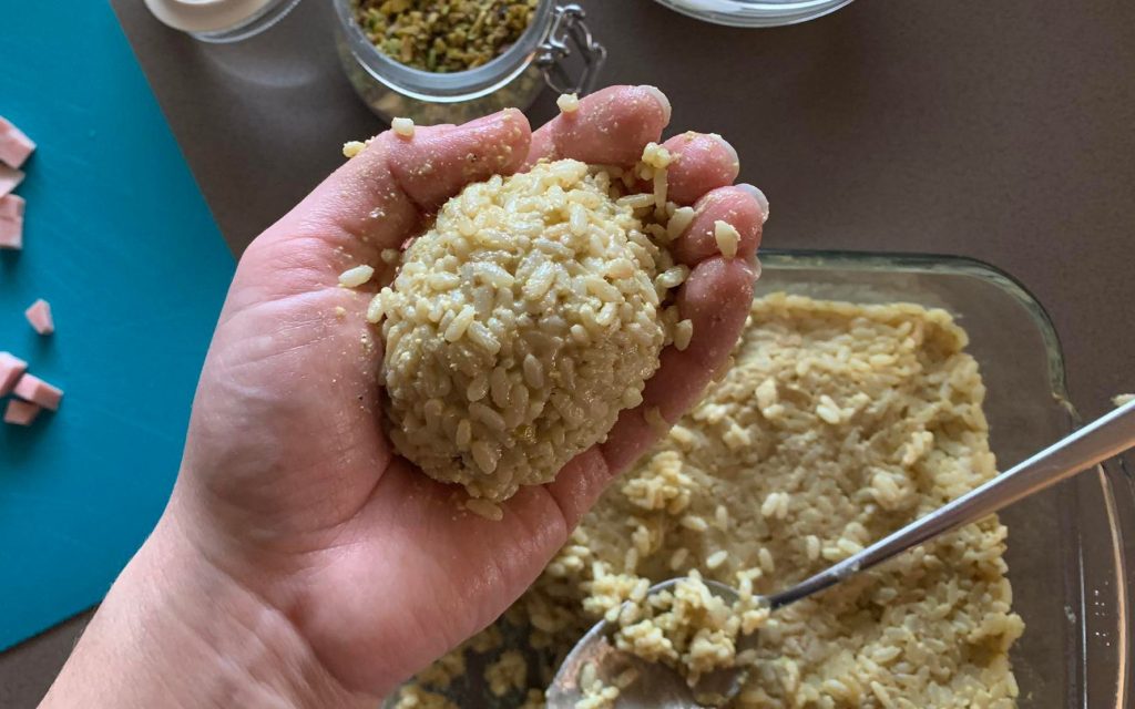 Arancini al pistacchio la ricetta catanese con besciamella e mortadella