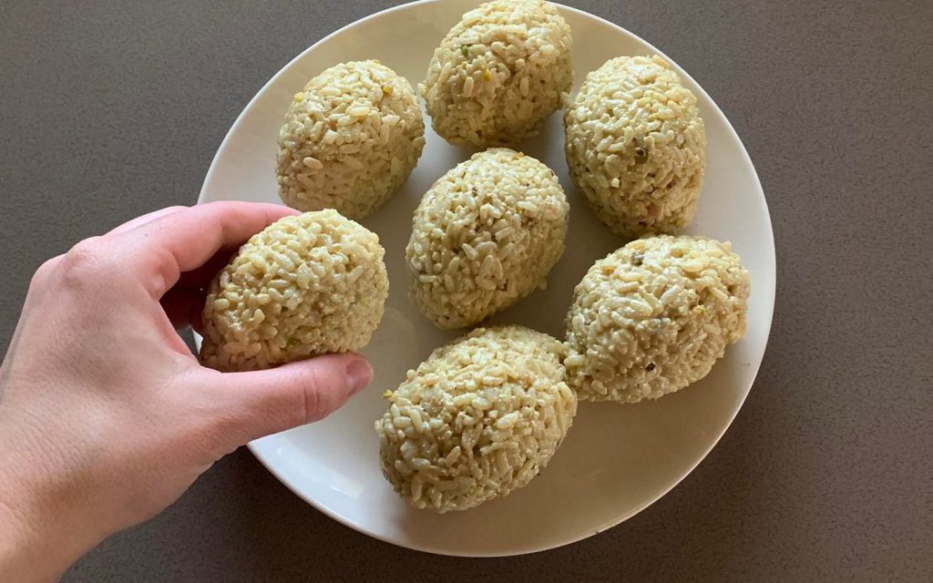 Arancini al pistacchio la ricetta catanese con besciamella e mortadella