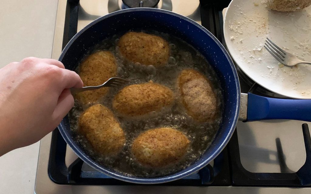 Arancini al pistacchio la ricetta catanese con besciamella e mortadella