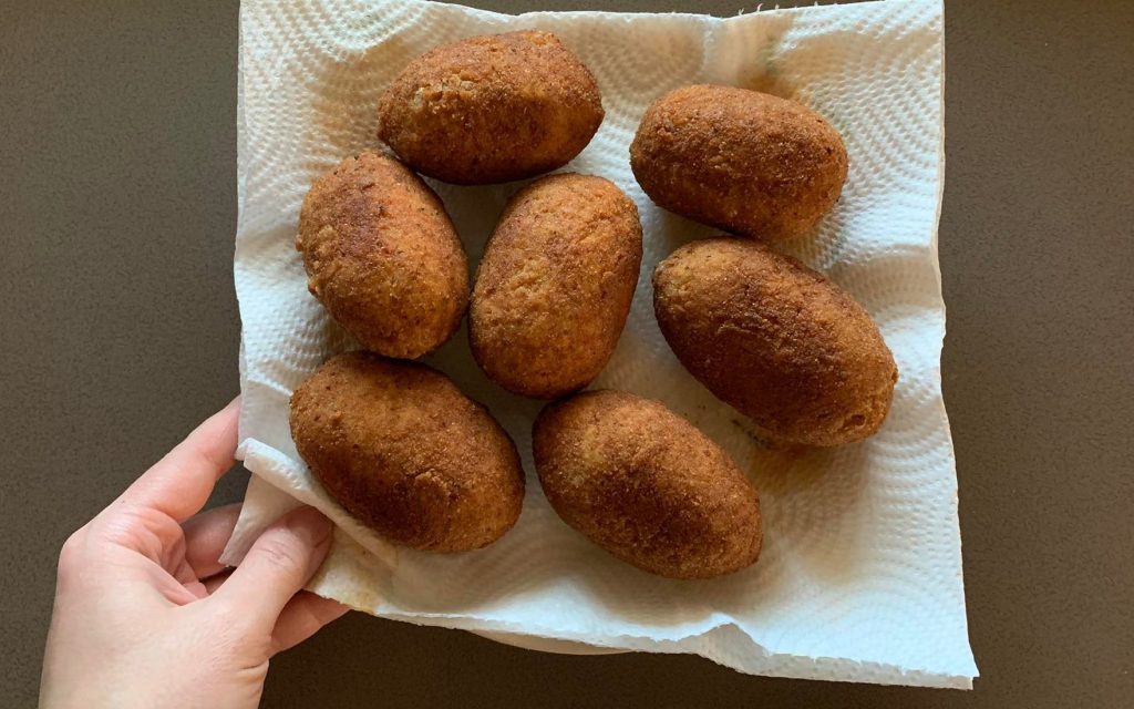 Arancini al pistacchio la ricetta catanese con besciamella e mortadella