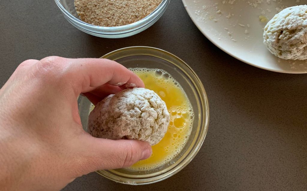 Arancini al pistacchio la ricetta catanese con besciamella e mortadella