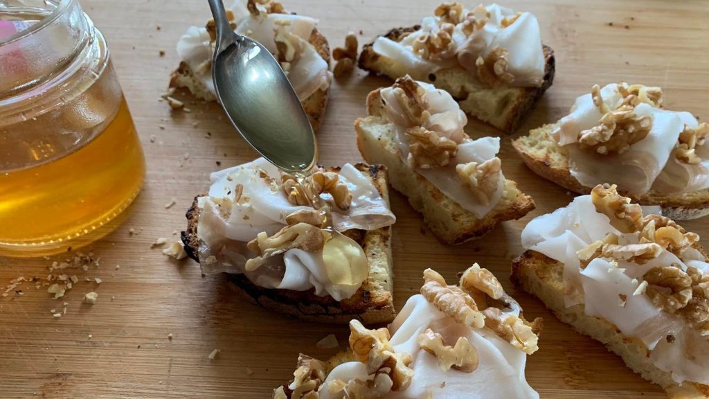 Bruschette lardo e miele la ricetta dei crostini perfetti per l'aperitivo