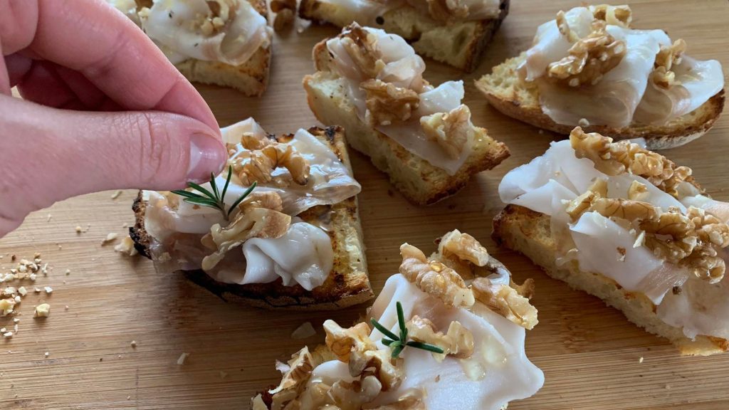 Bruschette lardo e miele la ricetta dei crostini perfetti per l'aperitivo