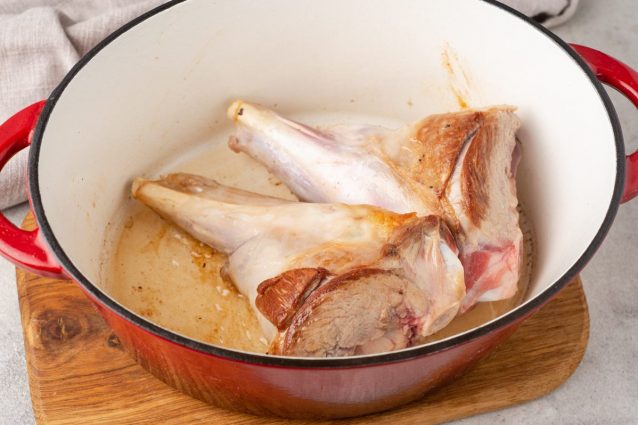 Stinco di agnello brasato: la ricetta del secondo piatto elegante e