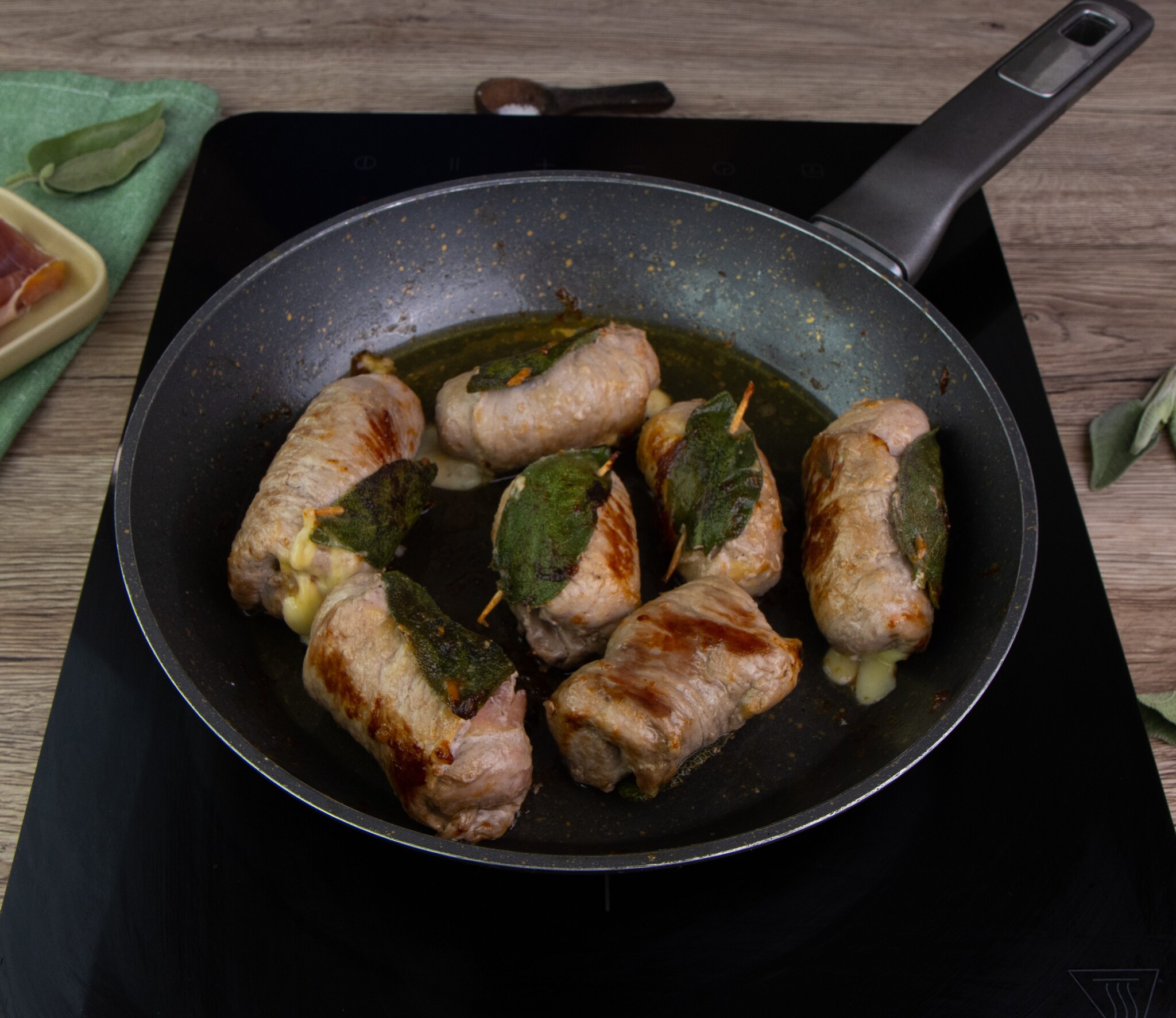 Involtini di vitello con prosciutto, formaggio e salvia la ricetta