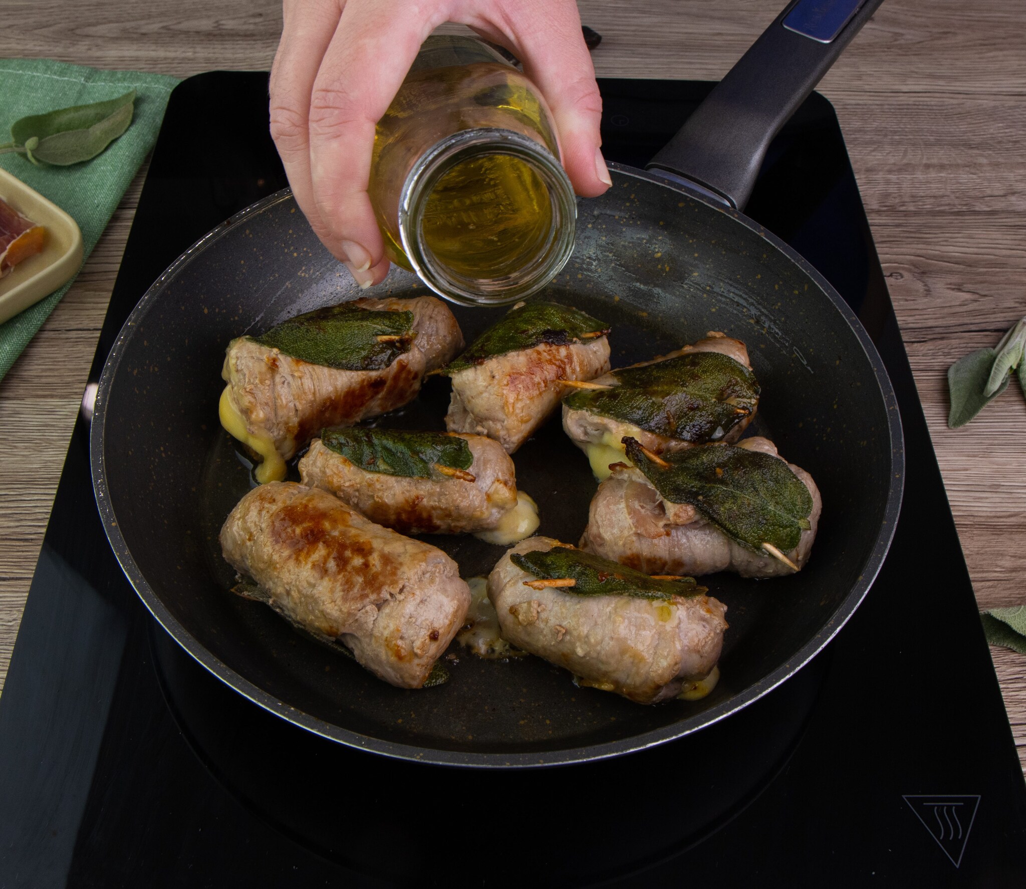 Involtini di vitello con prosciutto, formaggio e salvia la ricetta