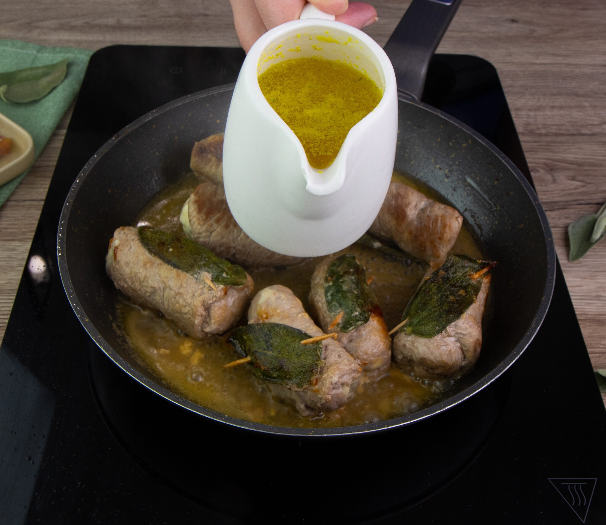 Involtini di vitello con prosciutto, formaggio e salvia la ricetta