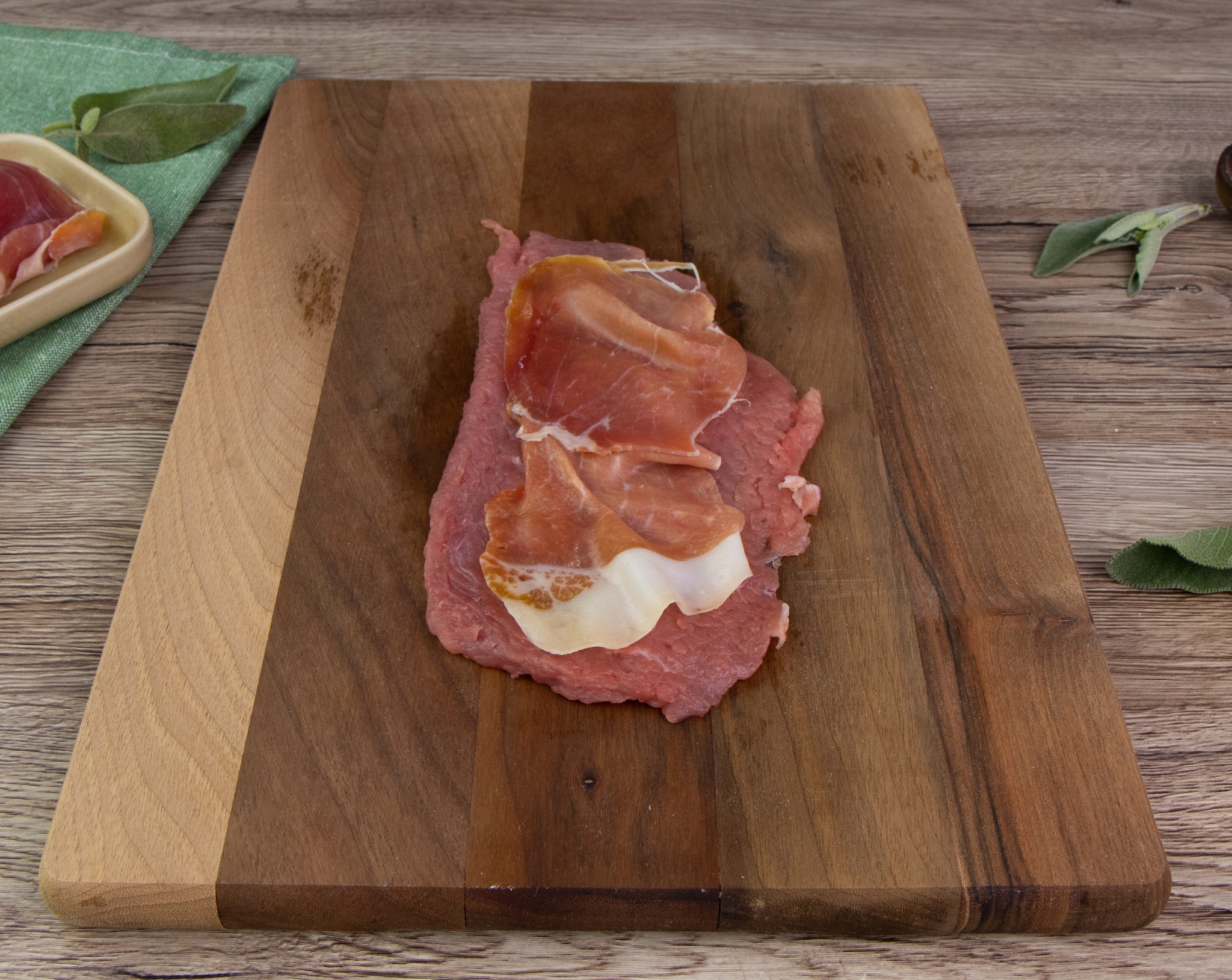 Involtini di vitello con prosciutto, formaggio e salvia la ricetta