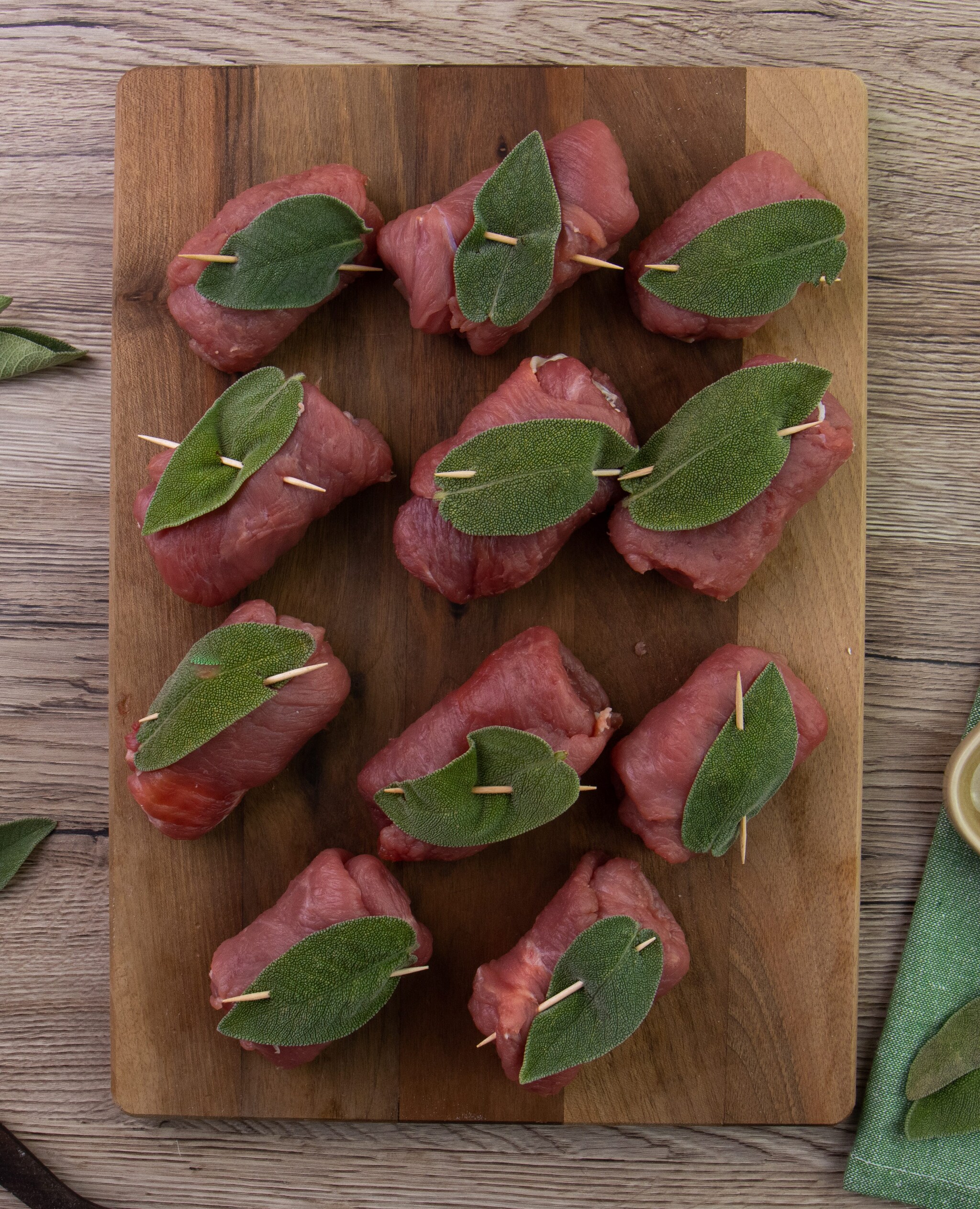 Involtini di vitello con prosciutto, formaggio e salvia la ricetta