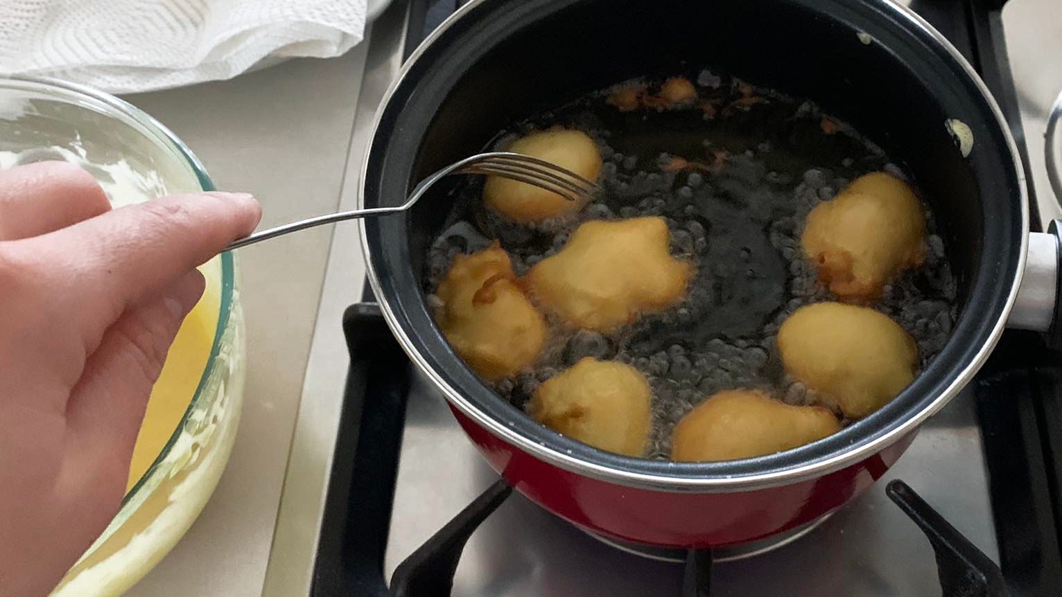 Tortelli di San Giuseppe: la ricetta delle soffici frittelle di Carnevale Tortelli di San Giuseppe: la ricetta delle soffici frittelle di Carnevale