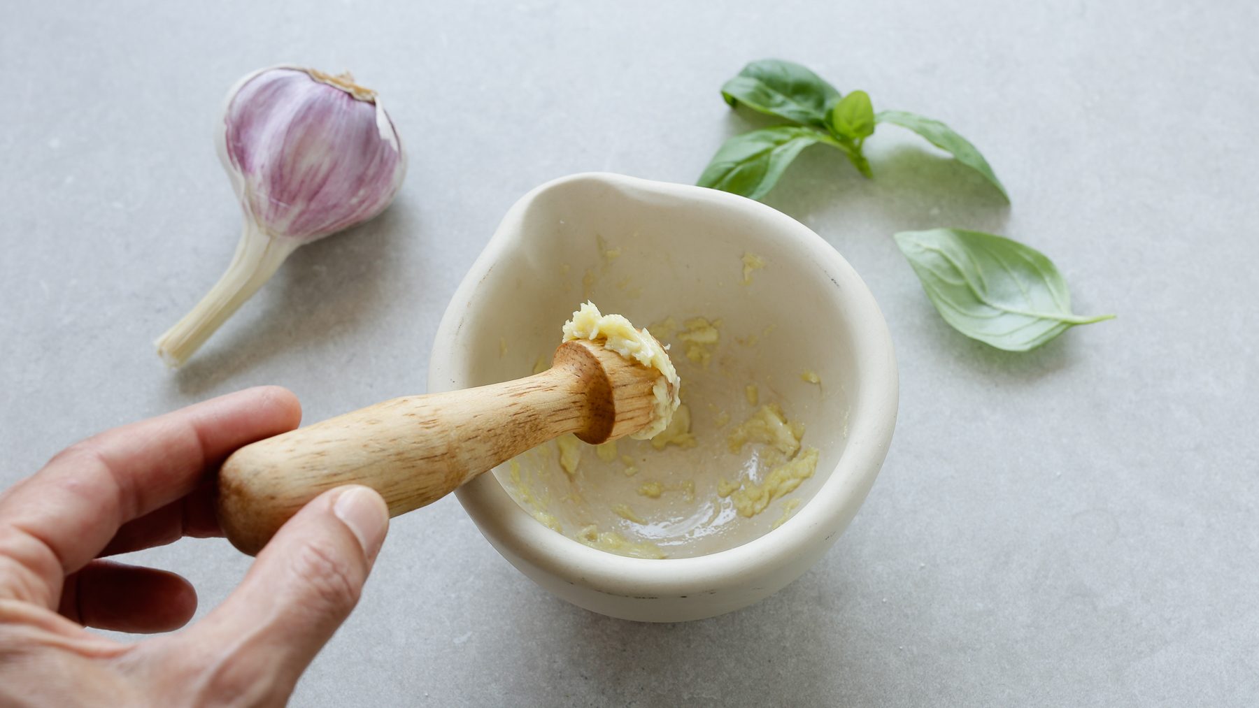 Pesto alla genovese la ricetta della salsa cremosa e fragrante