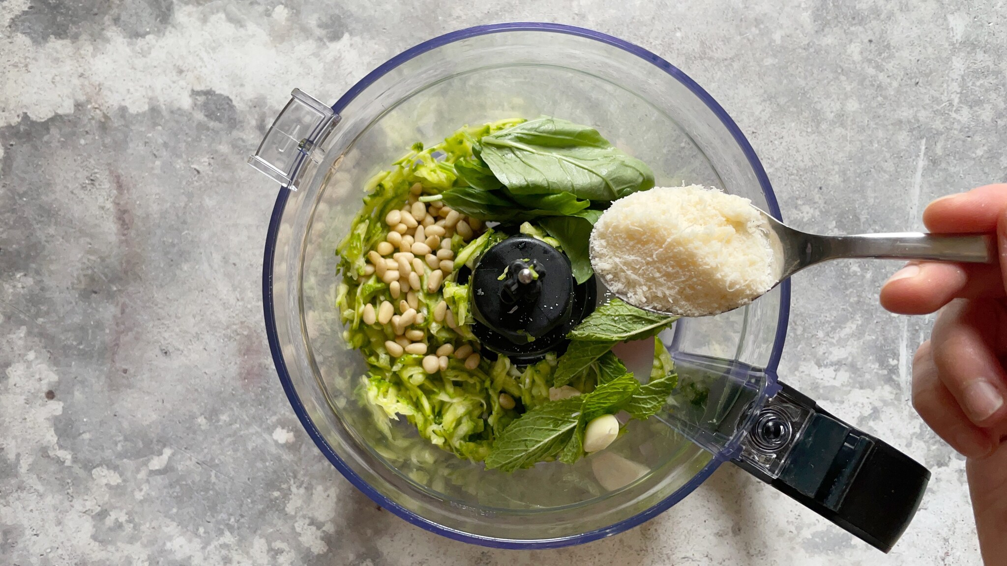 Fusilli al pesto di zucchine e salmone la ricetta del primo delicato e