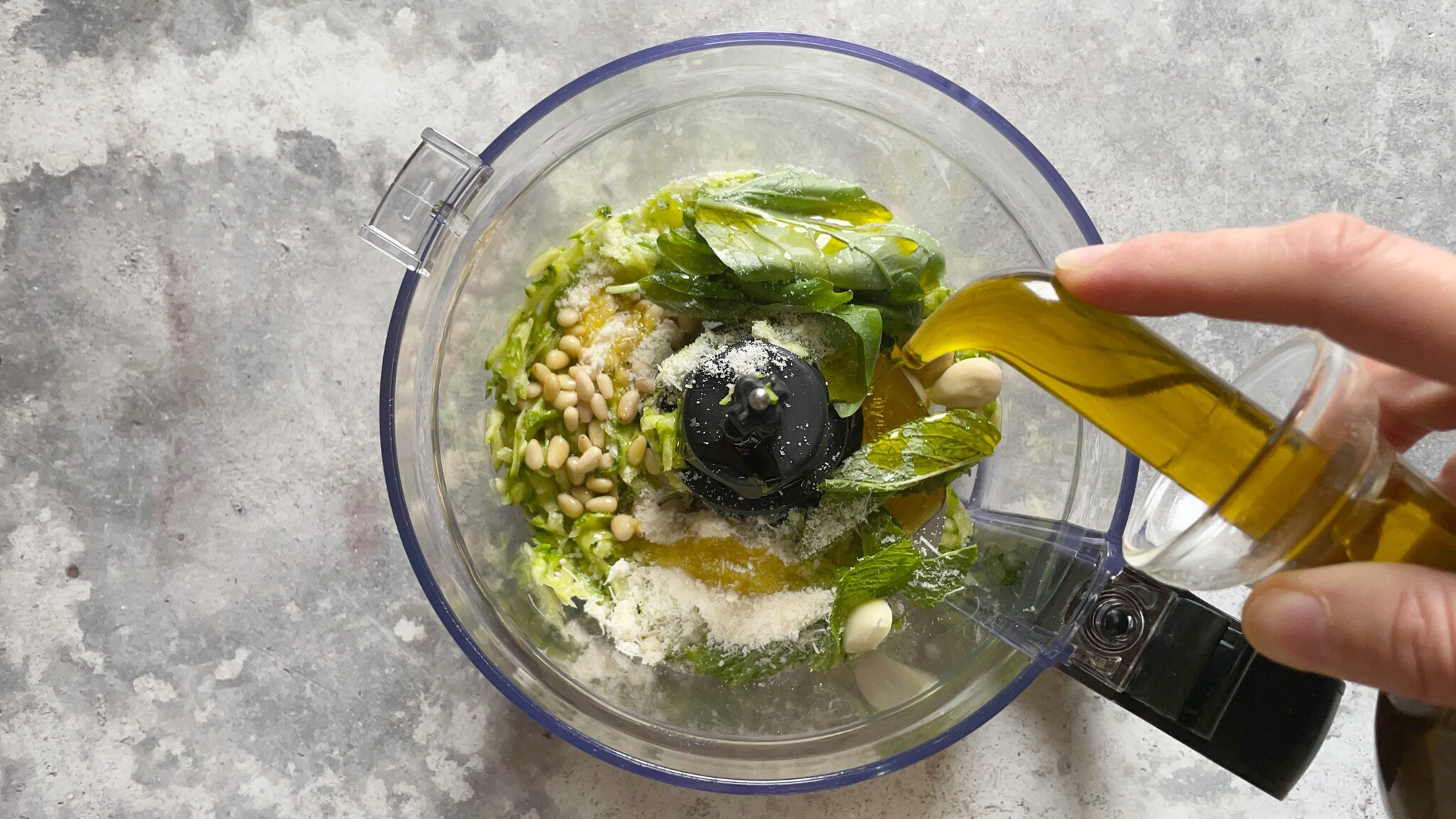 Fusilli al pesto di zucchine e salmone la ricetta del primo delicato e