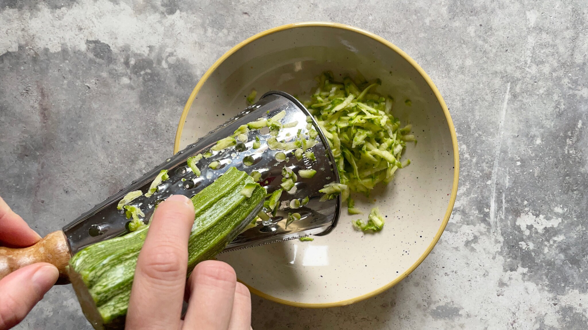 Fusilli al pesto di zucchine e salmone la ricetta del primo delicato e