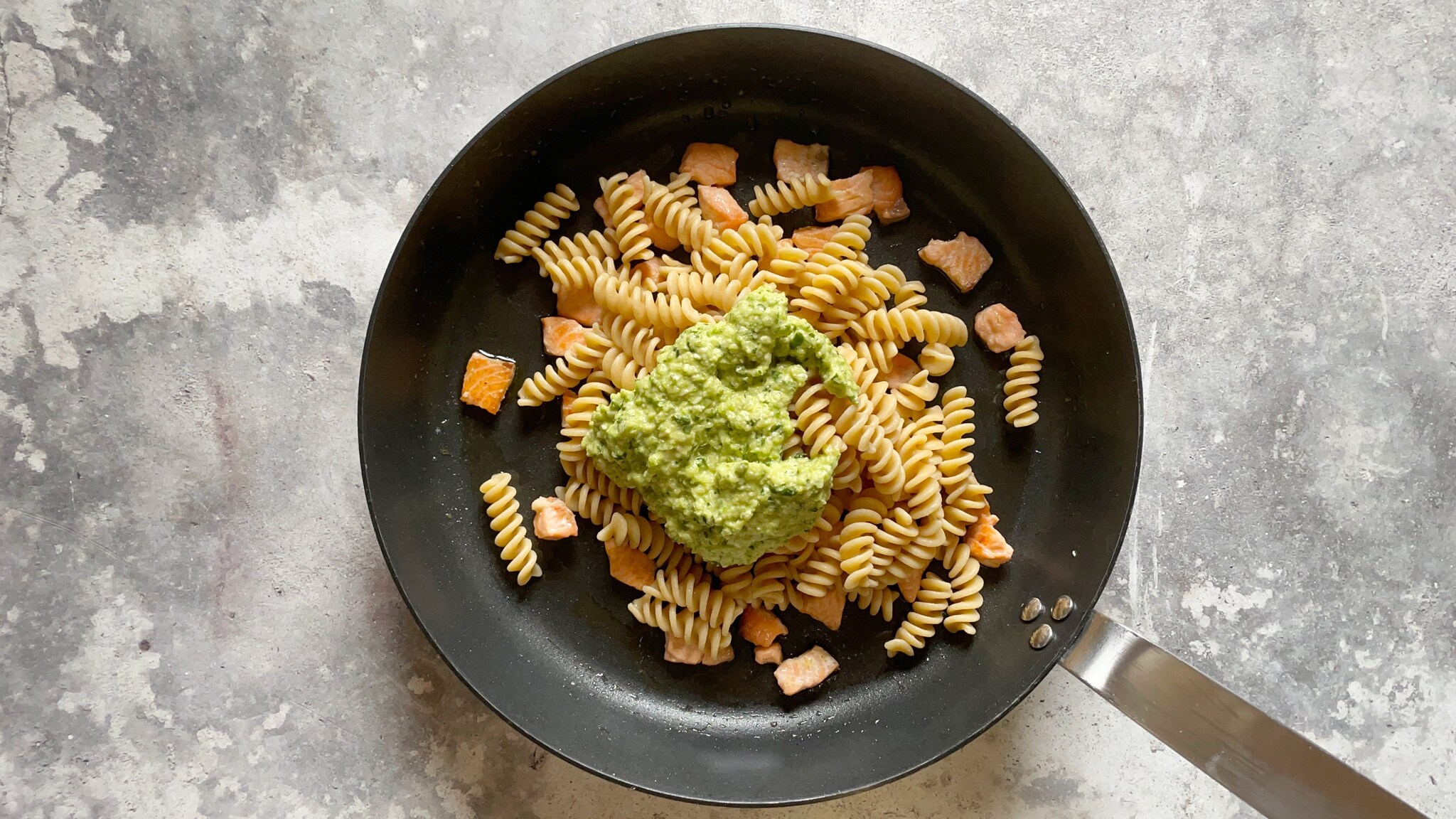 Fusilli al pesto di zucchine e salmone la ricetta del primo delicato e
