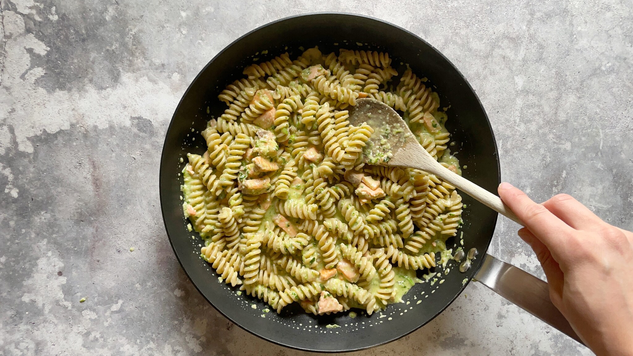 Fusilli al pesto di zucchine e salmone la ricetta del primo delicato e