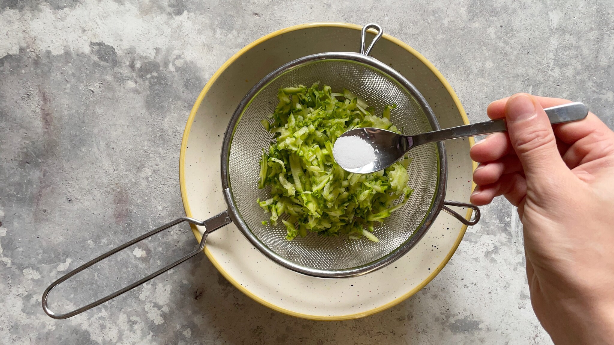 Fusilli al pesto di zucchine e salmone la ricetta del primo delicato e