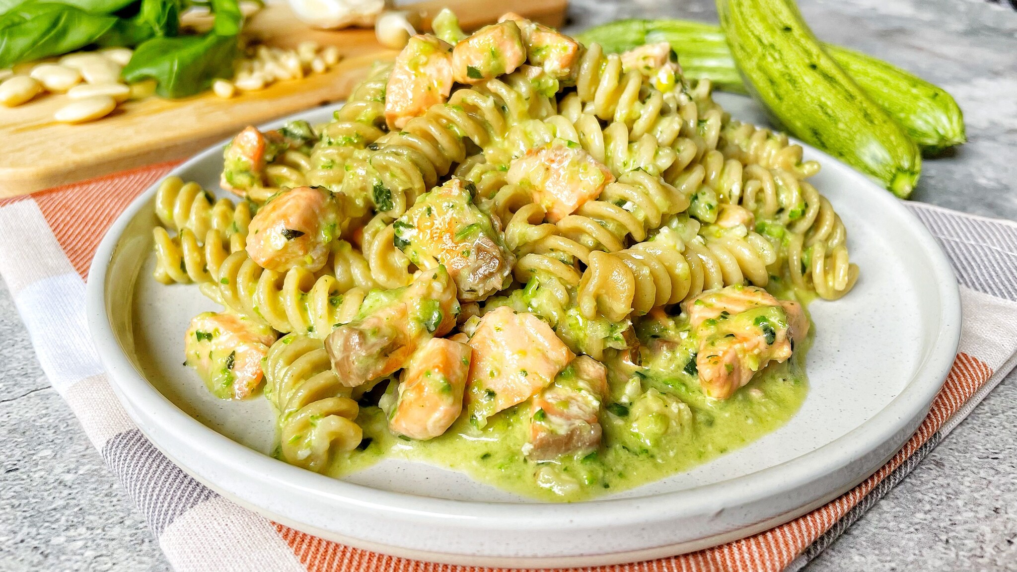 Fusilli al pesto di zucchine e salmone la ricetta del primo delicato e