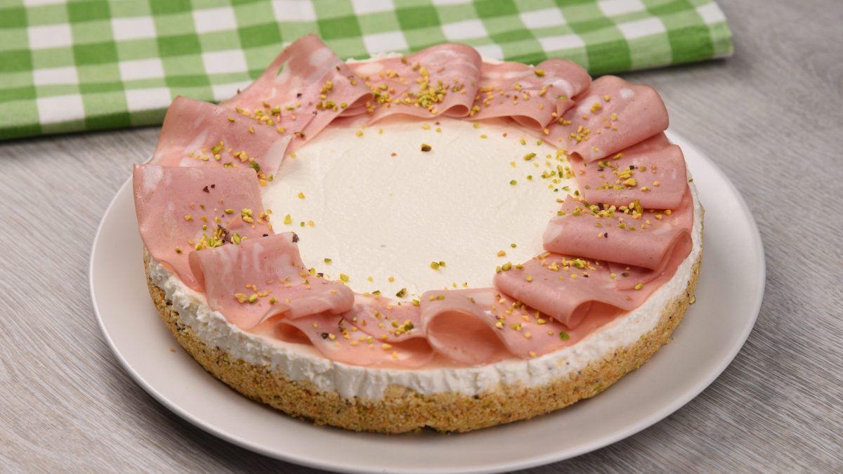 Cheesecake alla mortadella la ricetta della torta salata senza gelatina