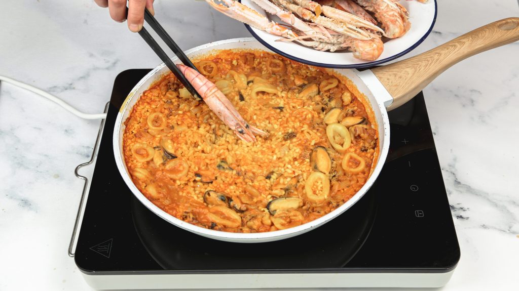 Paella de marisco la ricetta originale del piatto tipico spagnolo