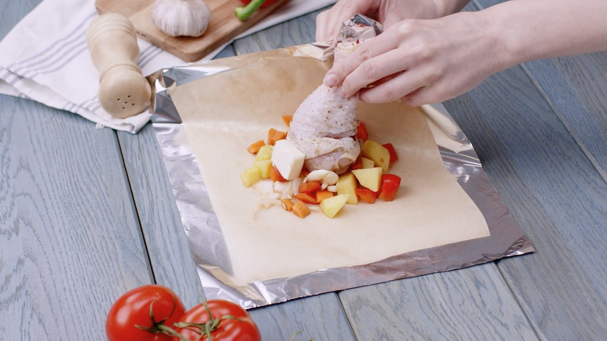 Cosce di pollo al cartoccio: la ricetta con verdure morbida e succosa